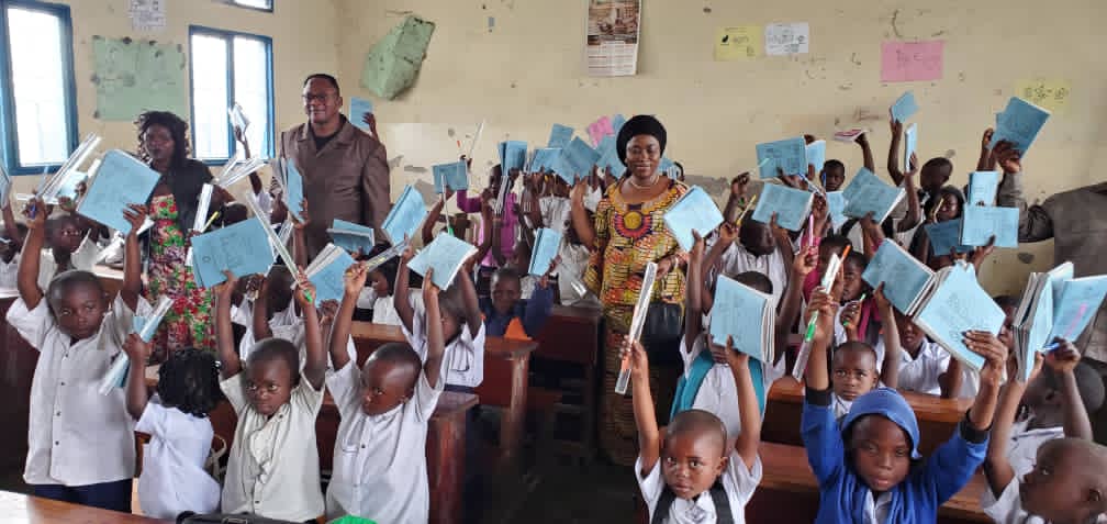 Nyiragongo : des enfants de déplacés dotés des fournitures scolaires par la députée Adèle Bazizane