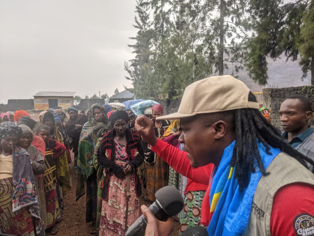 Nord-Kivu : L’artiste musicien Black Man Bausi apporte assistance aux femmes enceintes et déplacées de guerre