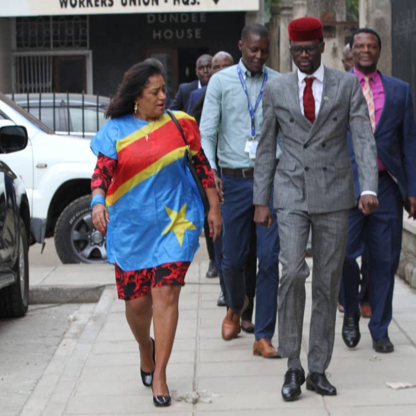 En solidarité avec les femmes congolaises, une députée Kenyane arbore des couleurs de la RDC