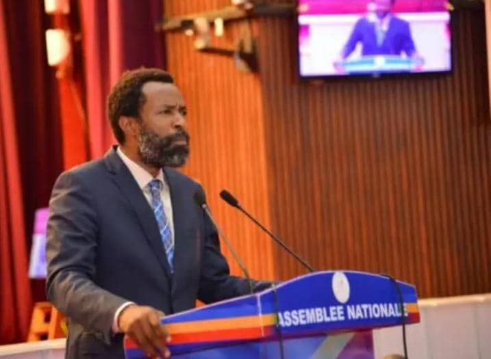 RDC : Crispin Mbindule interpelle le gouvernement sur le blocage des camions-citernes et la double taxation des produits pétroliers à Kasindi